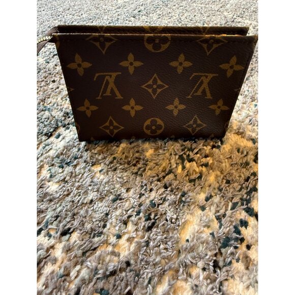 LOUIS VUITTON Monogram Toiletry Pouch 15 - Picture 2 of 10
